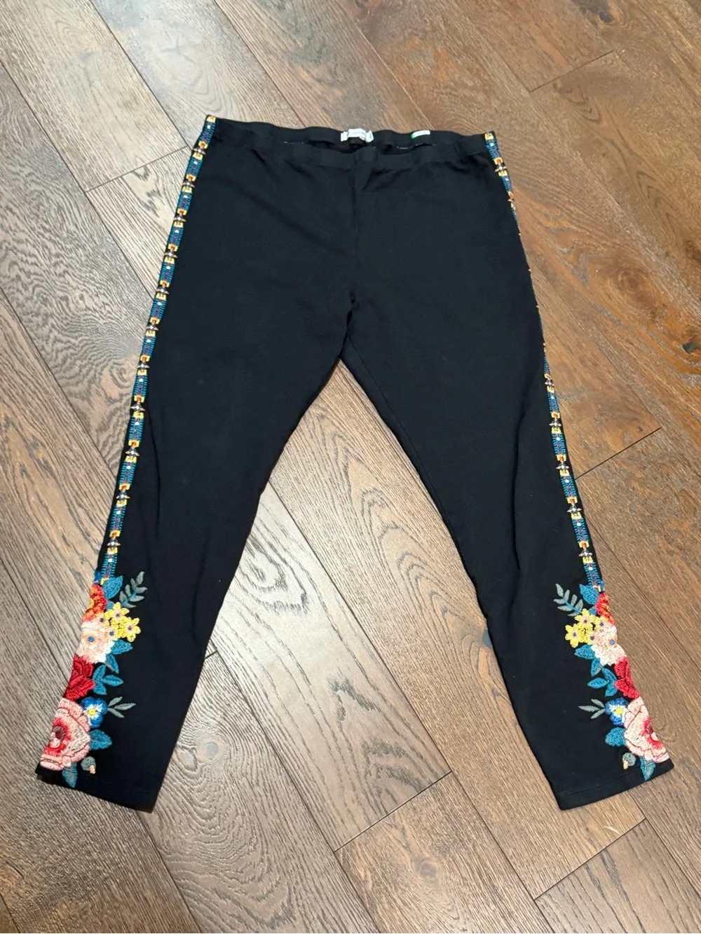 Women’s black Johnny was floral embroidered flowers leggings large
